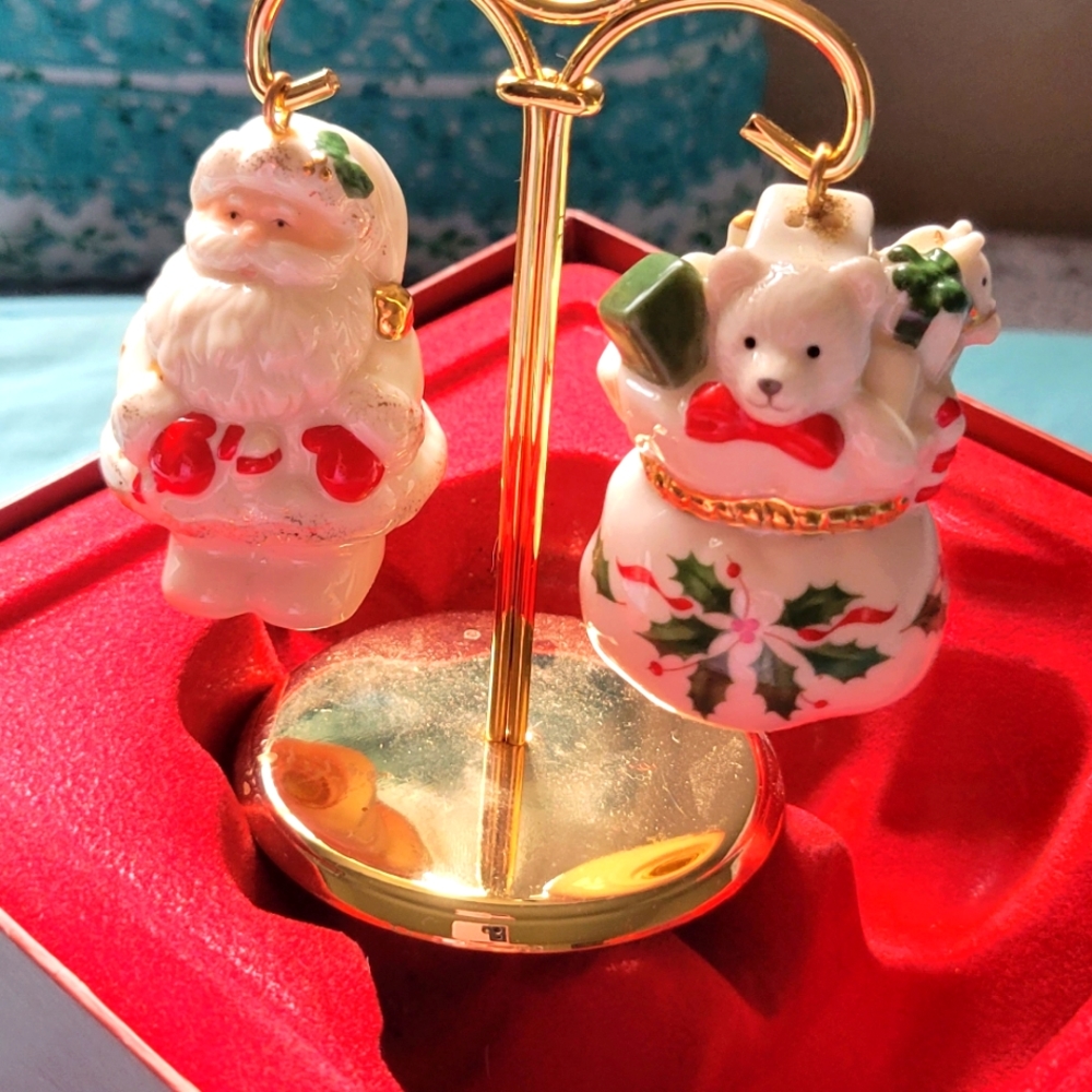LENOX Christmas Santa & Toys Salt & Pepper Shakers Set With Stand Holiday